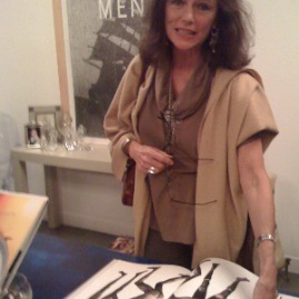 Jacqueline Bisset paging through the ”Dinka“ book at the book reception